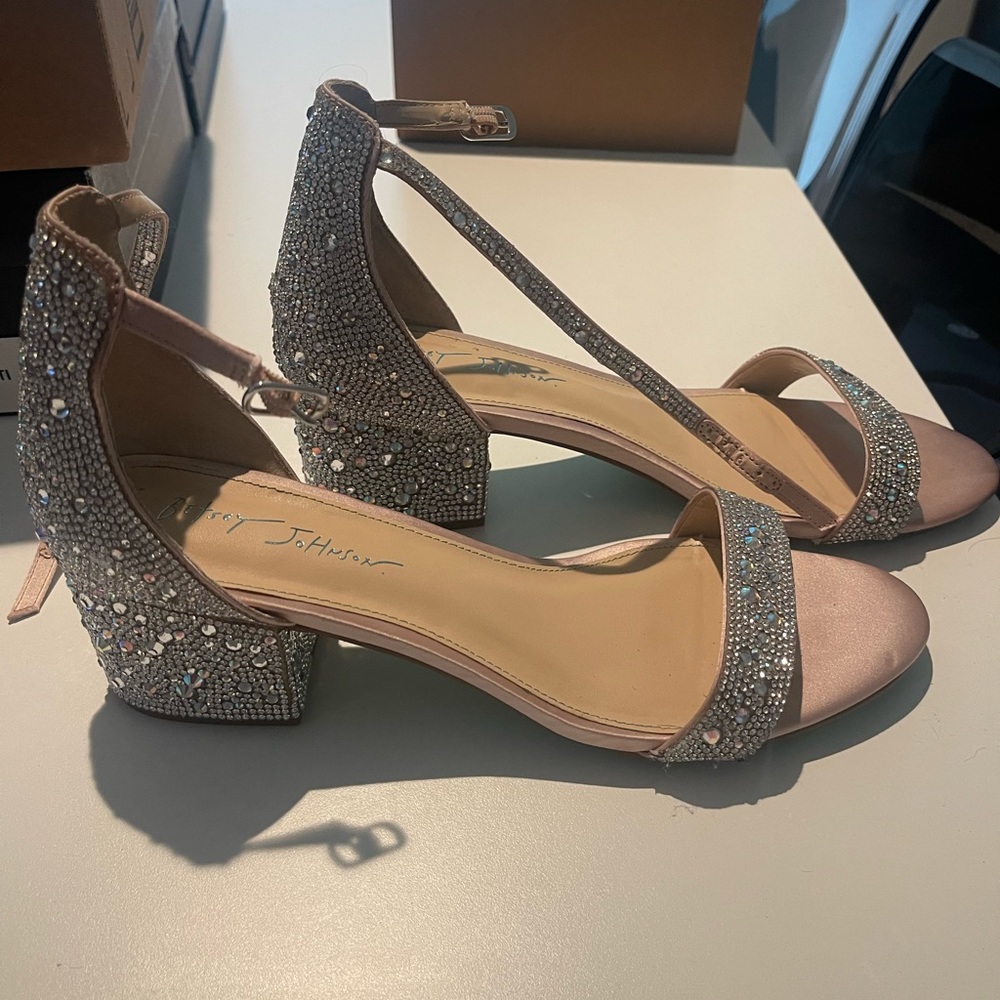 SB MARI betsey Johnson size 11 champagne and rhinestone